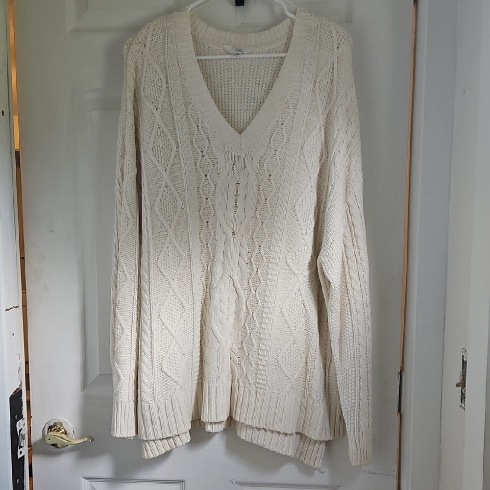 Time and Tru Ivory V-Neck Cable Knit Sweater